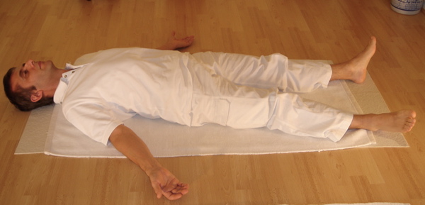 Postura ideale di ascolto (Yoga Asana Shavasana o del Cadavere)
